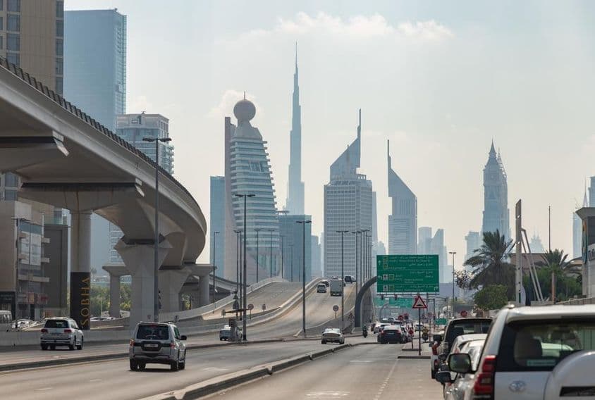 Rue Sheikh Khalifa Bin Zayed, vue vers les gratte-ciel du quartier du Trade Centre.