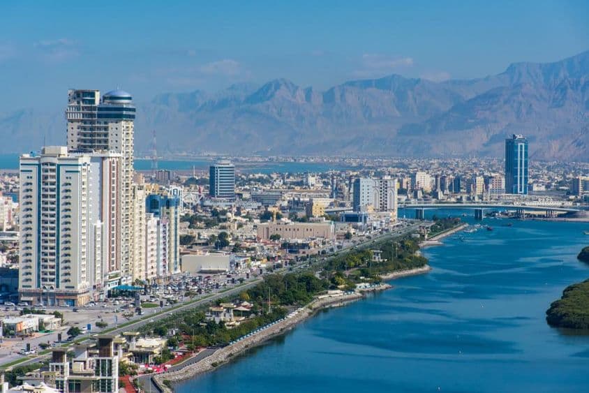 Ras al Khaimah au nord de Dubaï, vue de la ville et de Jebal Jais.