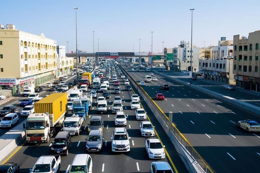 Embouteillages à Dubaï dans la banlieue.