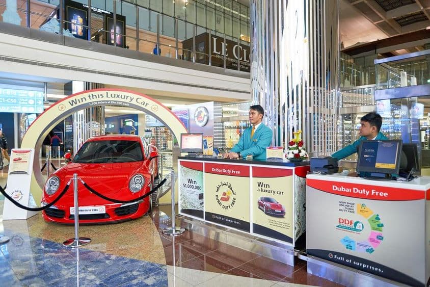 Voiture gagnée à l'aéroport international de Dubaï.