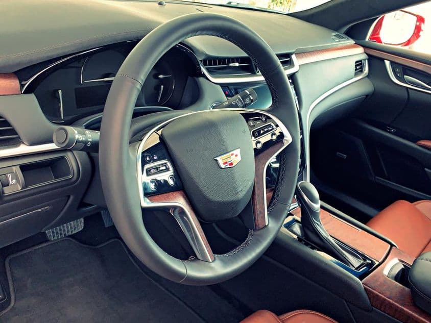 L'intérieur remarquablement élégant d'une voiture Cadillac.