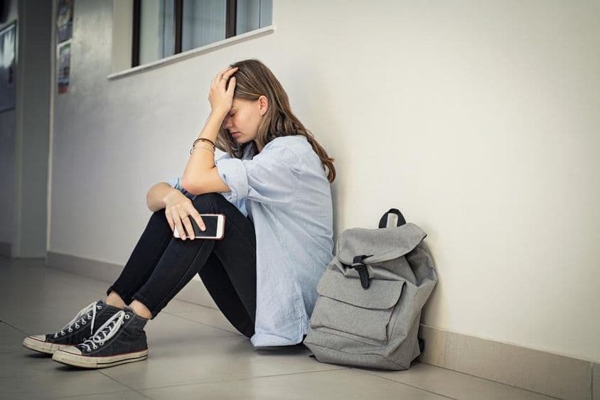 Fille nerveuse et déprimée