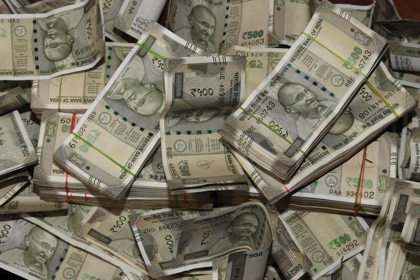 Piles de monnaies indiennes, billets de 500 roupies.