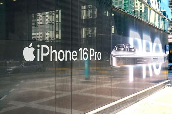 iPhone 16 PRO dans une vitrine de magasin.