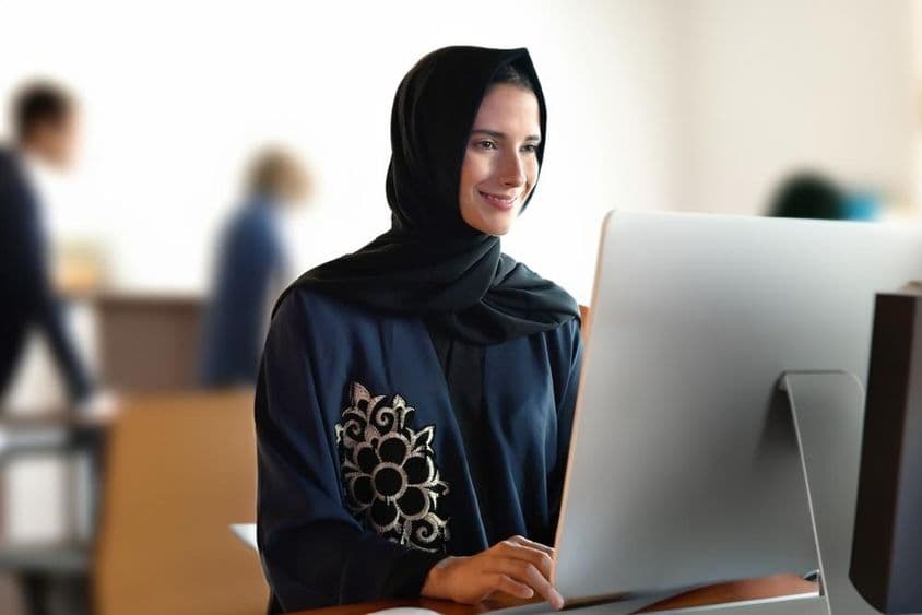 Enseignante arabe à l'école portant un abaya et un hijab.