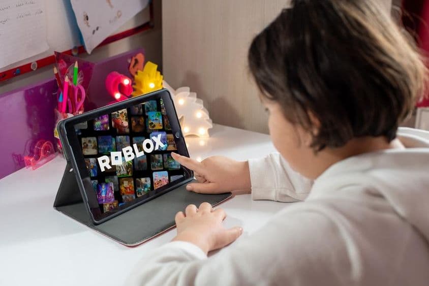 Jeune fille jouant au jeu Roblox.