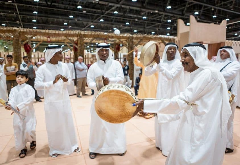 Performance de danse des Émirats à l'exposition internationale de chasse et d'équitation d'Abu Dhabi.