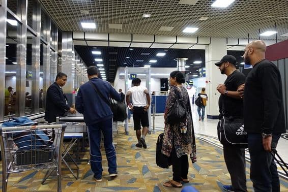 Des voyageurs aériens passent par les contrôles de sécurité à l'aéroport international de Dubaï.