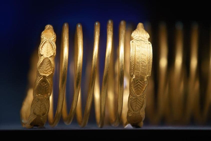 Bracelets en or massif exposés.