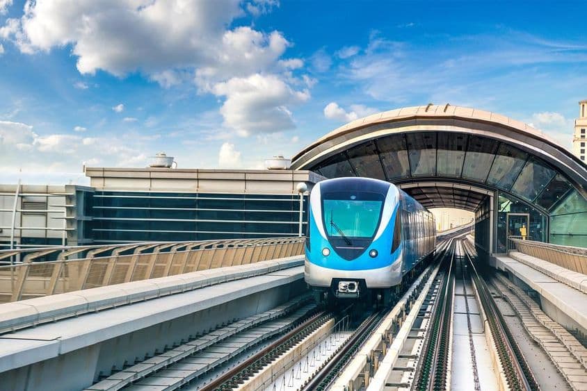 Métro de Dubaï un jour d'été à Dubaï.
