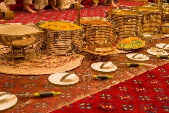 Vue de la table de banquet dorée dressée pour les invités à Dubaï.