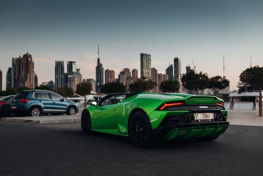 Lamborghini Huracan Spyder dans un parking portuaire.