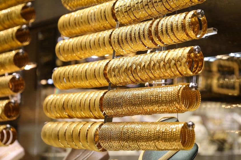 Bracelets en or dans la vitrine d'une bijouterie à Dubaï.