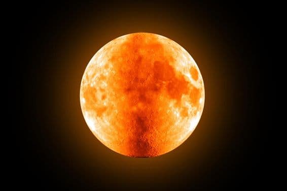 Pleine lune rouge dans le ciel.