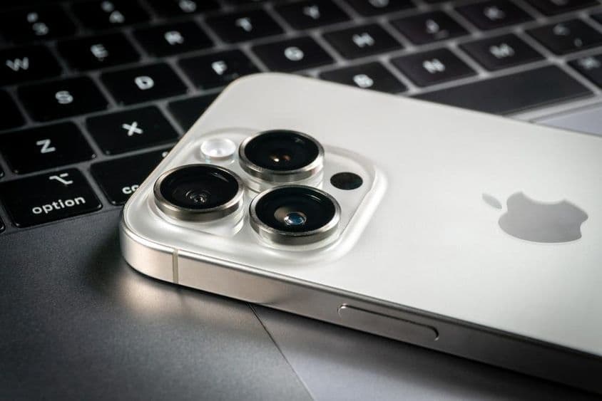 Smartphone Apple iPhone 15 Pro moderne et ordinateur portable Apple MacBook Pro.