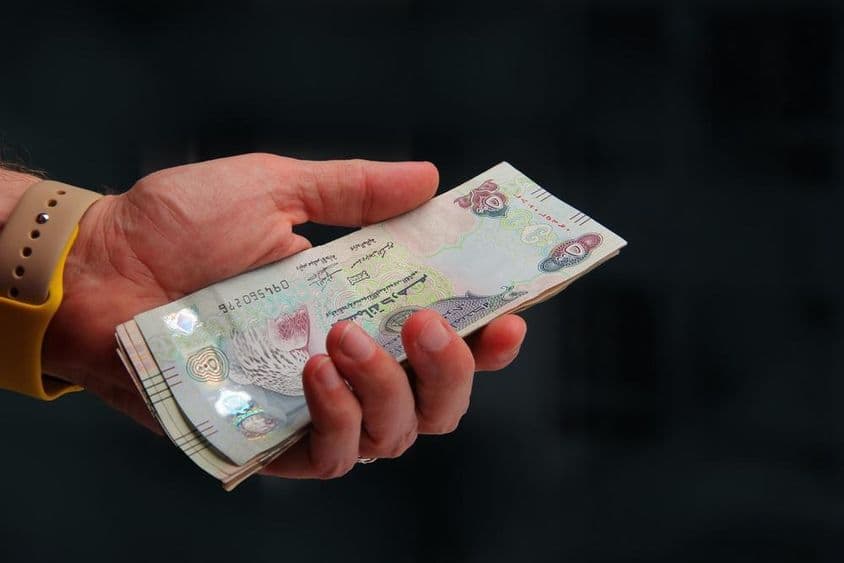 Émirats Arabes Unis, dirham de Dubai dans la main d'un homme.