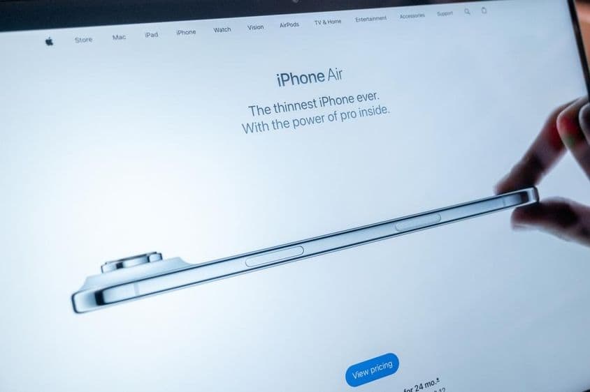 La page d'accueil de l'iPhone Air sur le site d'Apple affichée sur l'écran d'un MacBook.