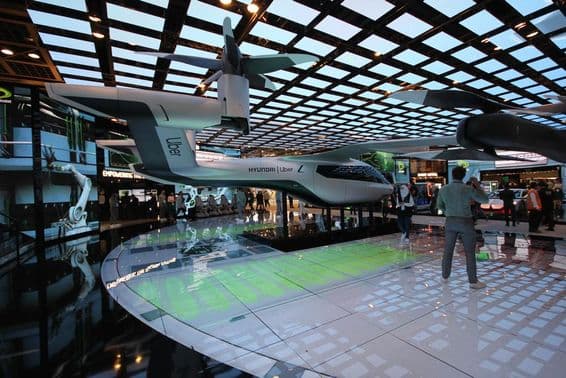 Modèle de taxi aérien Hyundai Uber en taille réelle exposé au pavillon Etisalat.