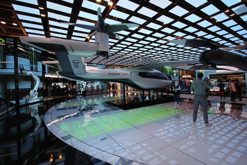 Modèle de taxi aérien Hyundai Uber en taille réelle exposé au pavillon Etisalat.