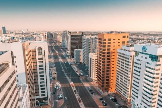 Abu Dhabi, vue aérienne d'une large rue avec circulation entre gratte-ciels.