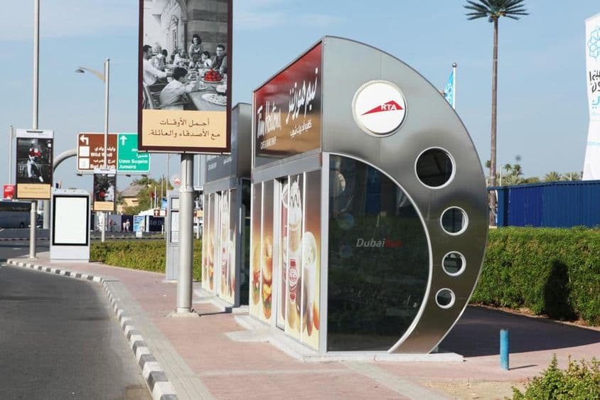 Arrêts de bus climatisés à Dubaï.