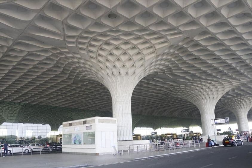Vue extérieure de l'aéroport international de Mumbai.