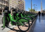Une rangée de vélos Careem à une station d'accueil.