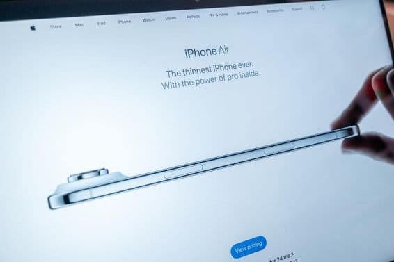 La page d'accueil de l'iPhone Air apparaissant sur l'écran d'un MacBook sur le site d'Apple.