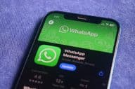 Logo WhatsApp sur l'écran d'un iPhone.