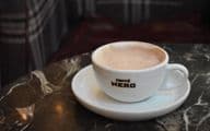 Une tasse de chocolat chaud sur une table en marbre chez Caffe Nero.