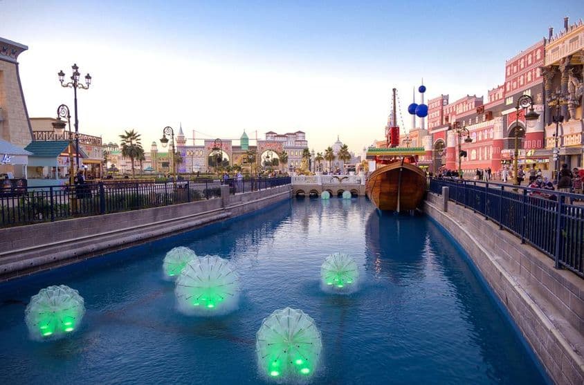 Belle vue des pavillons champêtres à Global Village, Dubaï.