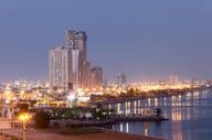 Promenade de Ras al-Khaimah illuminée au crépuscule.