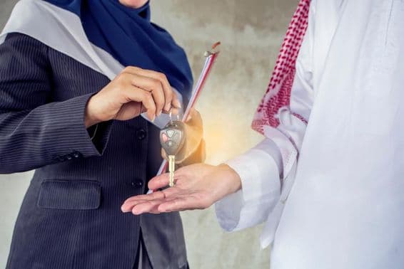 Remise des clés à un locataire.