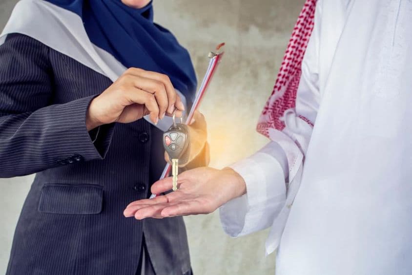 Remise des clés à un locataire.