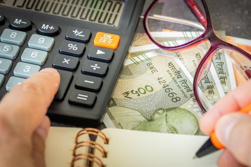 Calculs financiers en roupie indienne.