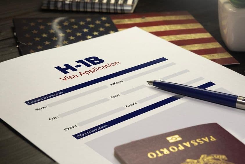 Demande de visa H-1B des États-Unis sur la table avec un passeport.