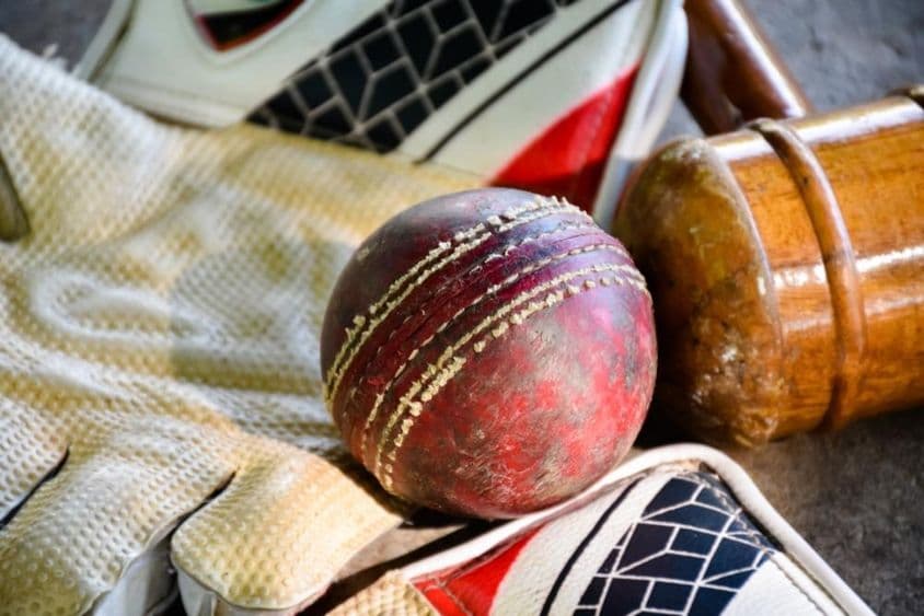 Équipement de cricket, y compris une balle en cuir, des gants.