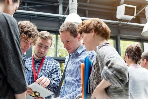 Étudiants dans une zone d'exposition.