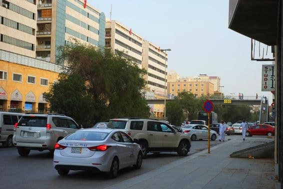 Riyad, Arabie Saoudite circulation le long de monuments dans le district d'Al Batha.