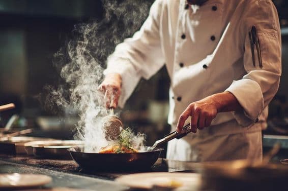 Un chef cuisinant dans la cuisine.