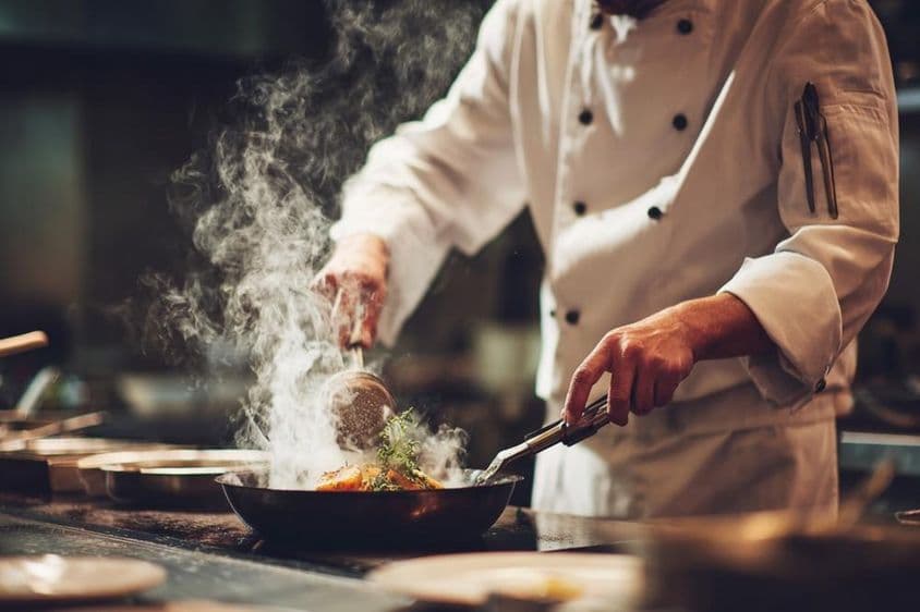 Un chef cuisinant dans la cuisine.