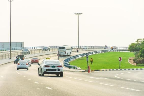 Taxi Aman sur la route dans la ville de Sharjah.