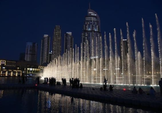 Spectacle captivant d'eau, musique et lumière au cœur de Dubaï.