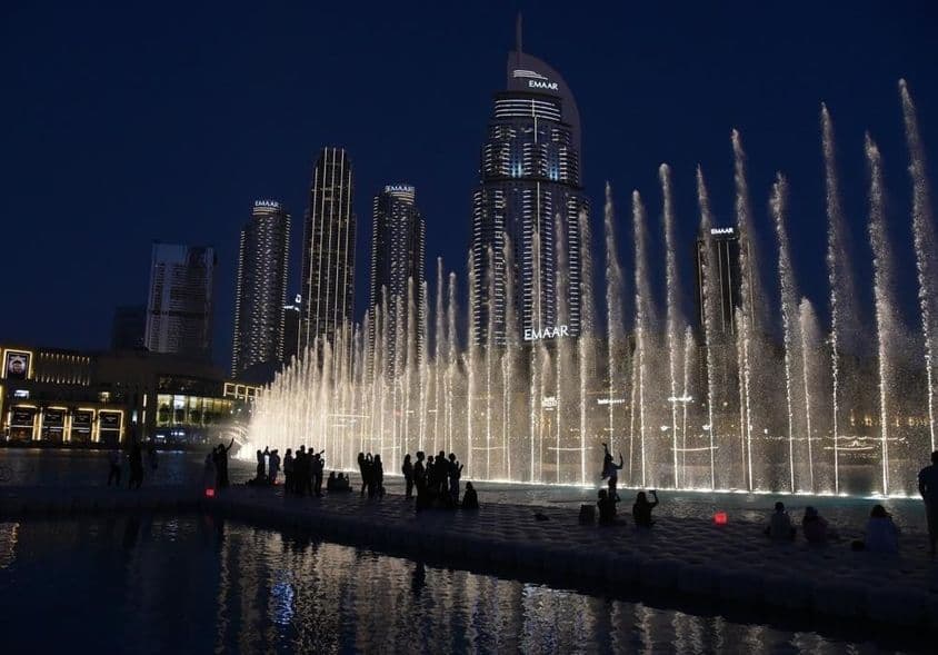 Spectacle captivant d'eau, musique et lumière au cœur de Dubaï.