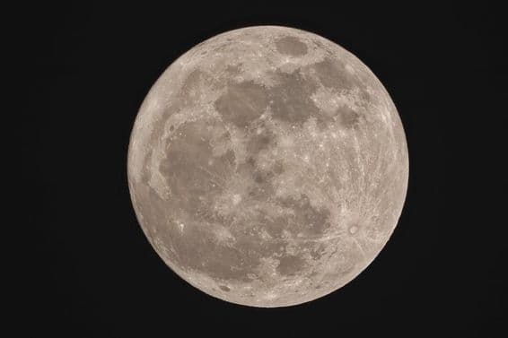 La superlune, apparaissant ronde dans la nuit.