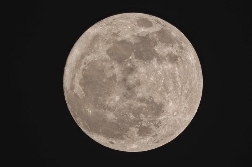 La superlune, apparaissant ronde dans la nuit.