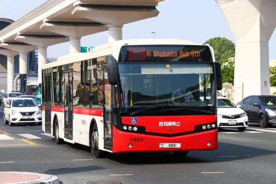 VDL Citea CLF-120.310 blanc et rouge dans les rues de Dubaï.