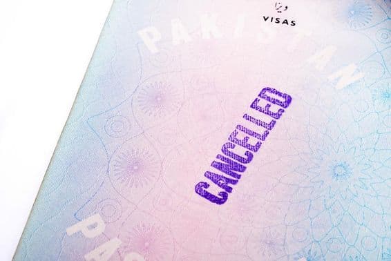 Tampon d'exemption de visa sur une vieille page de passeport pakistanais.