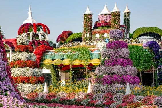 Dubai Miracle Garden avec des châteaux de contes de fées et plus de 45 millions de fleurs.