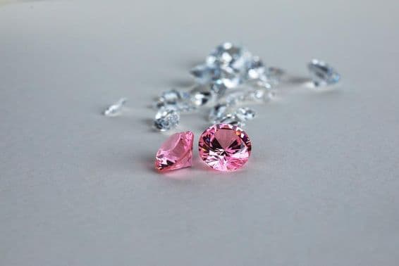 Diamant coloré et taillé en rond cultivé en laboratoire.